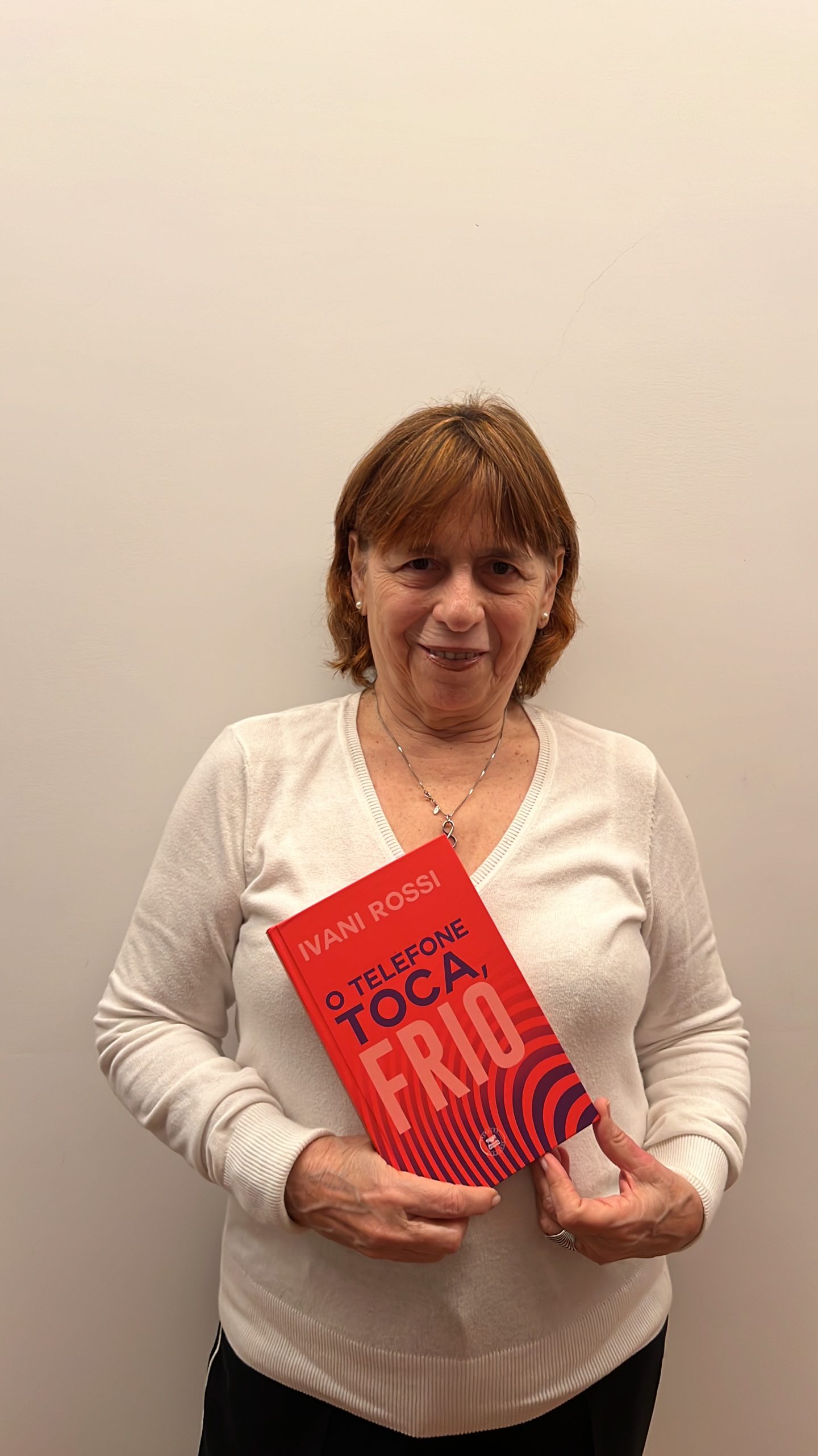 A escritora Ivani Rossi vai lançar o seu terceiro livro, “O Telefone Toca, frio”